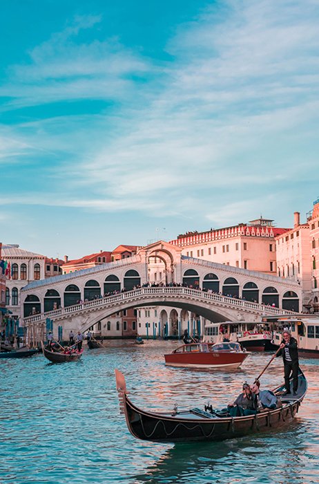 Красивый снимок гондолы на канале в венеции - лучшие города для посещения в европе