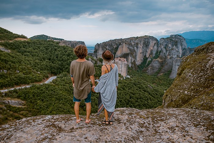 Пример откровенной фотографии пары, держащейся за руки в живописном пейзаже