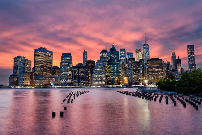 Нью-Йоркский городской пейзаж, снятый из парка Бруклинский мост.