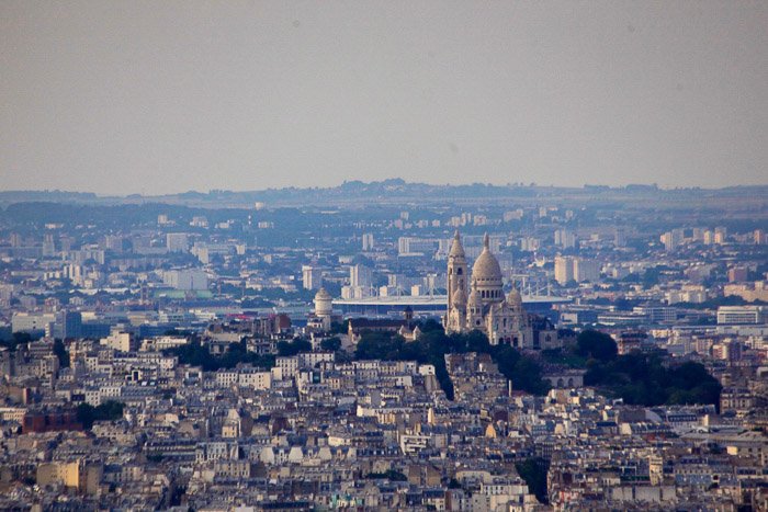 Вид на Сакре-Кёр на вершине Монмартра. Вид с башни Монпарнас.