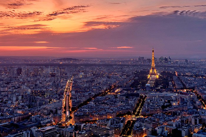 Вид Парижа на закате с башни Монпарнас.