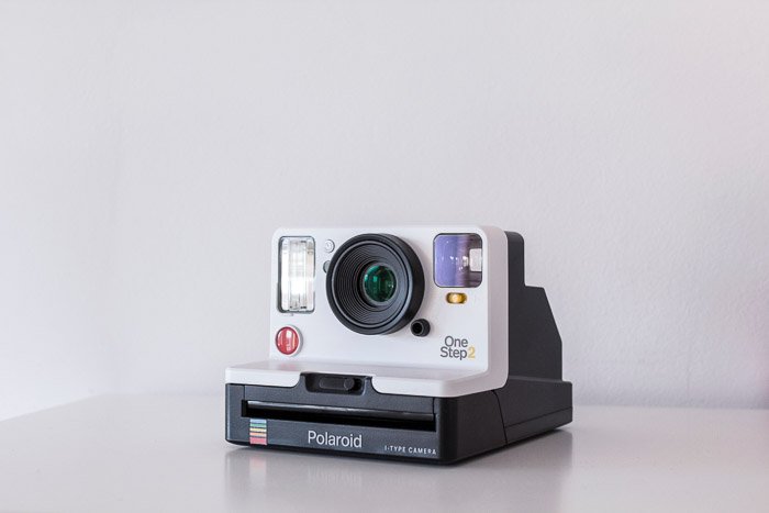Фотография продукта, сделанная на белом фоне полароидной камеры