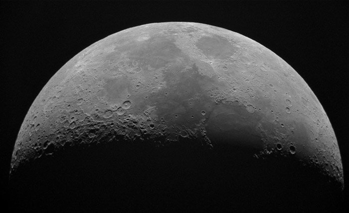 Фотография Луны вблизи, снятая телеобъективом