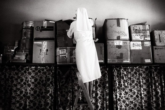 Черно-белая фотография католической монахини в ДРК. Фотожурналистика против документальной фотографии