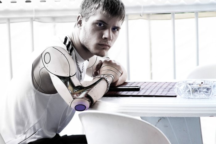 Портрет мужской модели с роботизированной рукой - типы стоковых фотографий, которых следует избегать