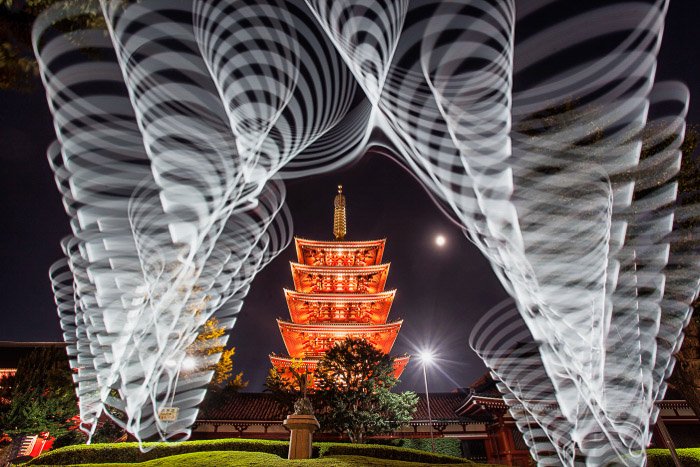Фотография пятиэтажной пагоды в храме Сэнсодзи, сделанная с помощью светописи.