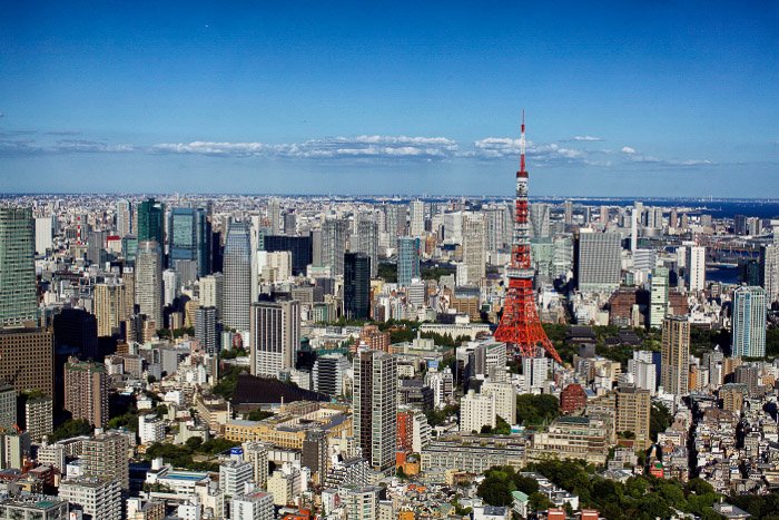 Знаковая Токийская башня среди раскинувшегося городского пейзажа - лучшее место для фотографии в Токио
