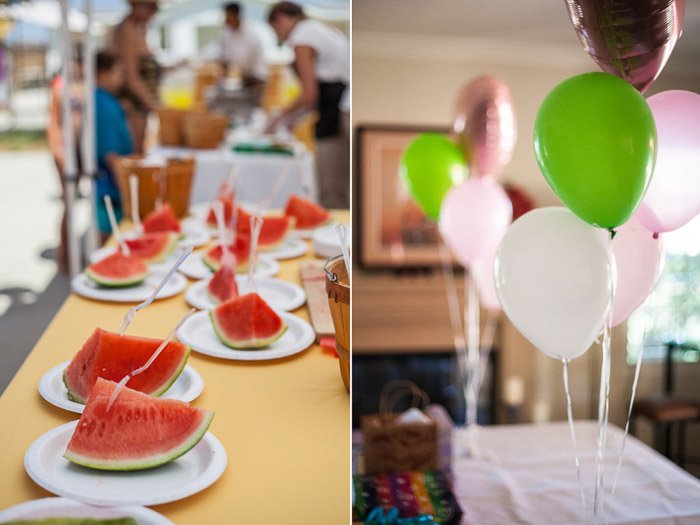 яркий и веселый диптих фотографии вечеринки по случаю дня рождения, включающий тарелки с арбузом на вечеринке слева и зеленые и белые воздушные шары справа