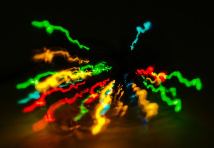 Креативное фото цветных фейерверков на черном фоне