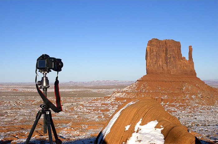 Dslr камера, установленная на штатив в скалистом ландшафте - объяснение различных частей камеры
