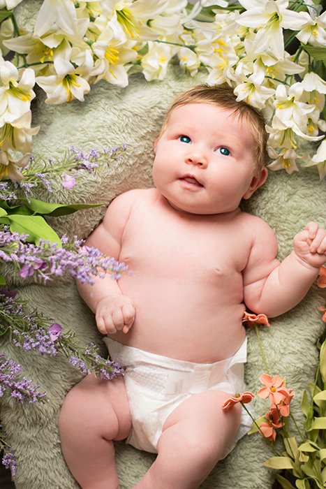Фотосессия новорожденного в цветочной тематике в окружении пасхальных предметов: перьев, пальм и искусственных бабочек - идеи пасхальной фотографии