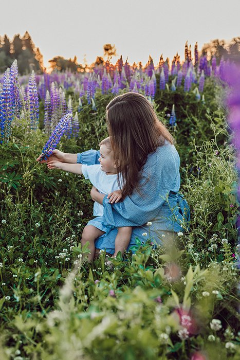 Уютный портрет матери и ребенка, позирующих среди диких цветов - идеи семейных пасхальных фотографий