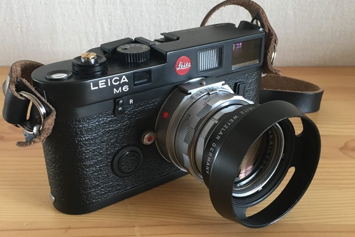 изображение классической 35-мм пленочной камеры Leica M6
