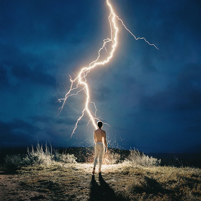 Впечатляющий портрет мужчины, стоящего под молнией, выполненный фотографом Алекса Стоддарда