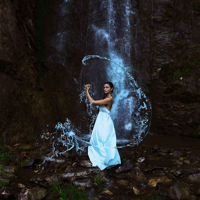 Художественный портрет модели, позирующей под водопадом, выполненный Сарой Энн Лорет