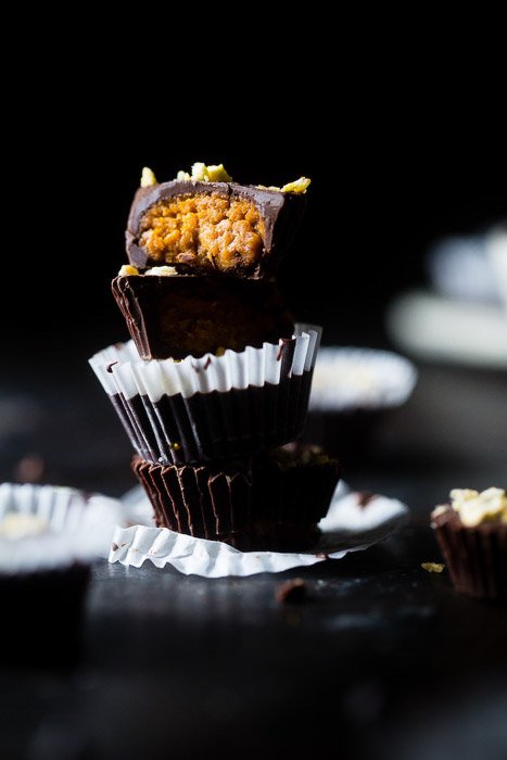 Вкусные шоколадные маффины на темном фоне - примеры фуд-фотографии