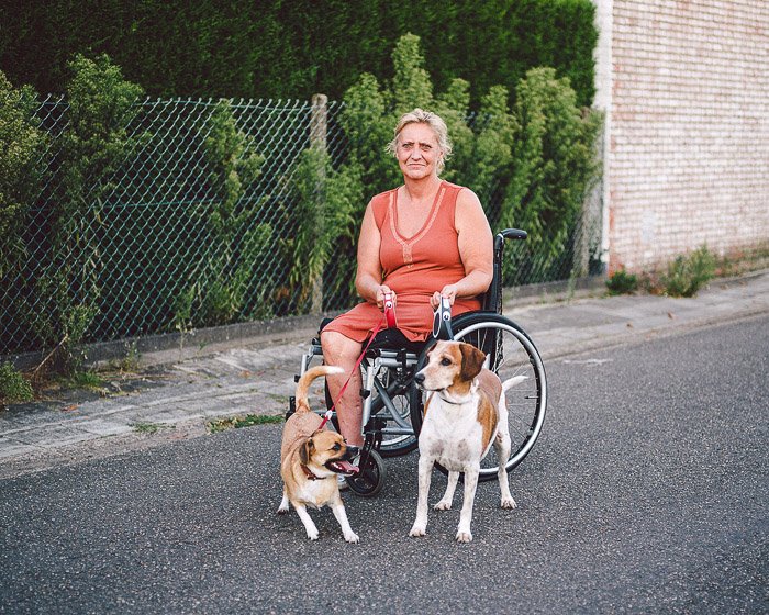 Портрет женщины в инвалидном кресле на улице