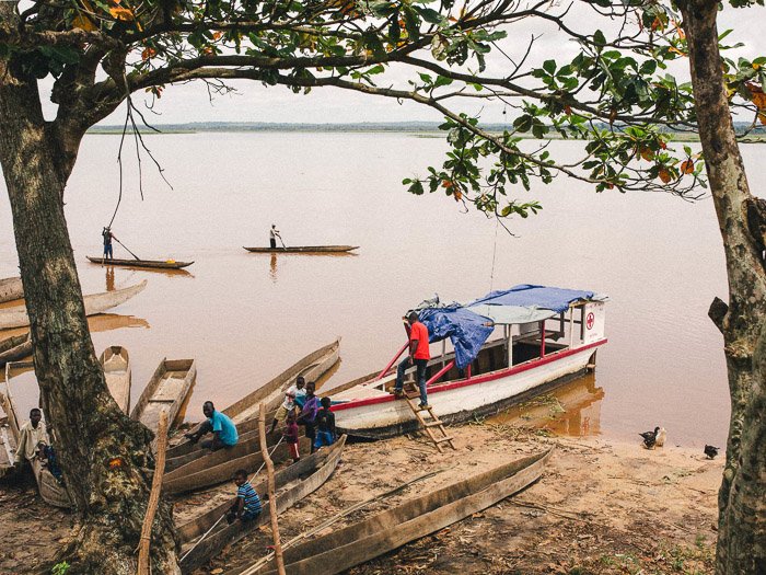 Лодки у кромки воды в Индии - как начать заниматься фотожурналистикой
