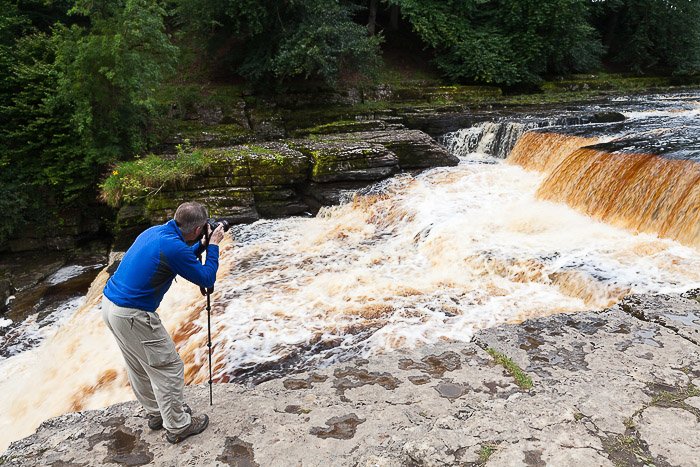 Фотограф делает снимок водопада - продаем фотографии онлайн