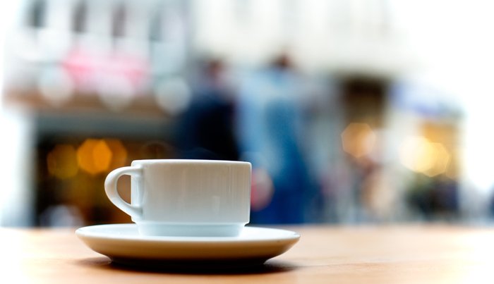 Крупный план кофейной чашки на столе - советы по стоковой фотографии