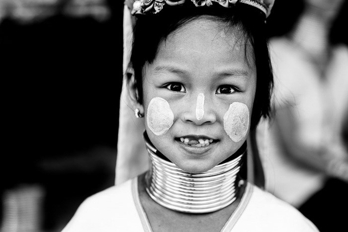 Портрет молодой девушки из племени кайяв в традиционной одежде и с раскрашенным лицом - малая и большая глубина резкости