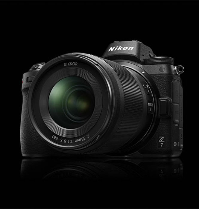 Вид спереди беззеркальной камеры Nikon Z7