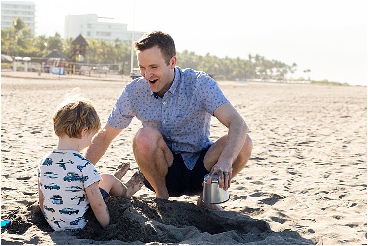 Милый случайный портрет отца и сына, играющих на пляже - советы по эмоциональной фотографии