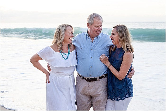 Милый портрет семьи из трех человек, позирующей на пляже - эмоциональная фотография