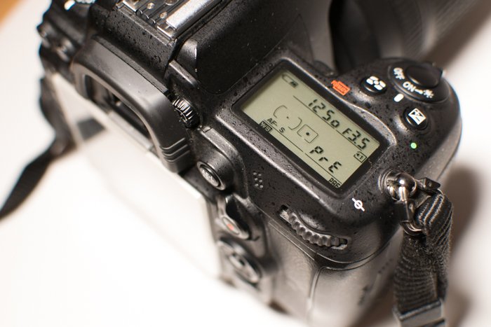 Крупный план установки баланса белого на фотоаппарате Nikon