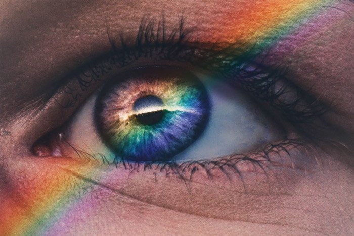 Радужный спектр через макроснимок глаза
