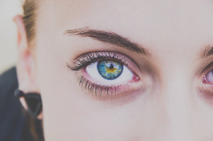 Крупный план фотографии женщины-модели с голубыми глазами