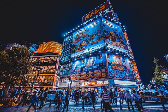 Неоновые огни здания в Синдзюку ночью, крутые фотографии Японии