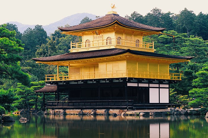 Покрытый золотом храм Кинкакудзи в Киото, рядом с лесом и прудом. Советы по фотографии Японии 