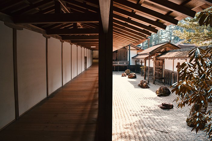 Вид интерьера буддийской общины Кя-Сан в южной части Осаки