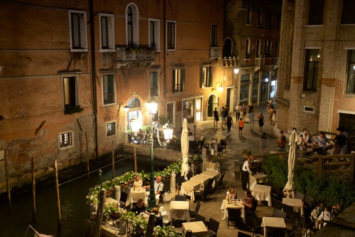 Площадь в Венеции ночью - советы по фотографии Венеции