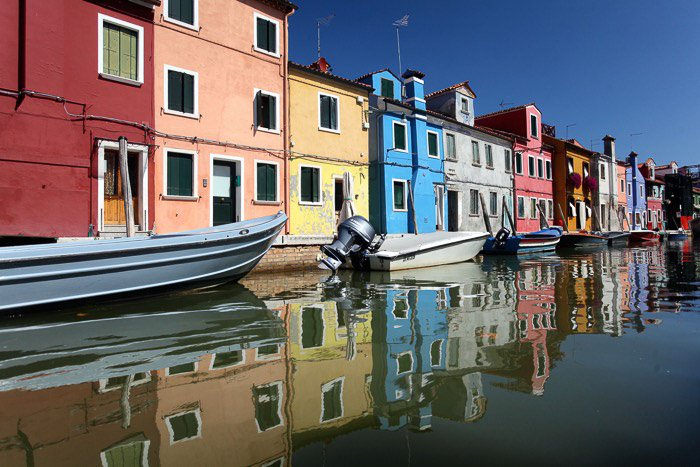 Красочные дома на берегу канала в Венеции - фотографии Венеции