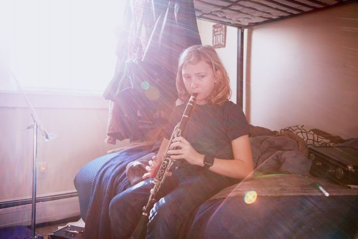 фото девушки, играющей на кларнете, с бликами от линз