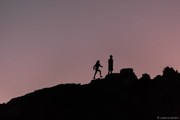 Силуэты двух фотографов, идущих по пейзажу при слабом освещении - лучшая одежда для дикой природы
