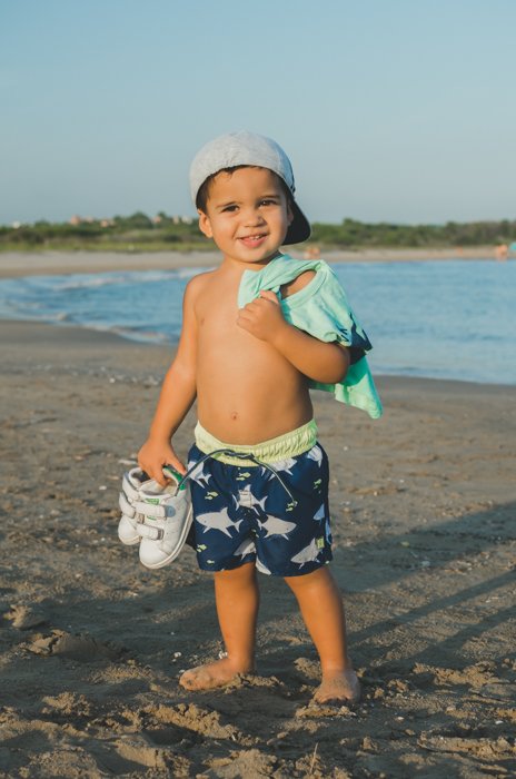 Милый портрет маленького мальчика на пляже