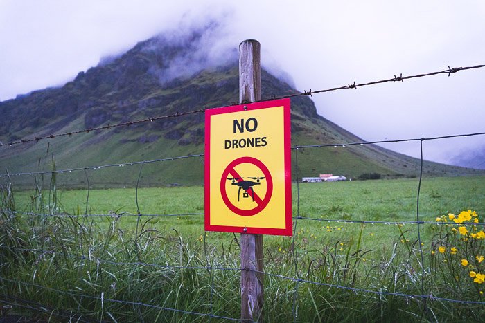 Знак, запрещающий использование дронов в зеленом ландшафте
