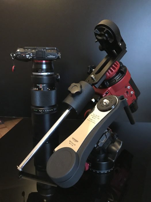 Star Adventurer в полной конфигурации для астрофотографии (красным цветом). Рядом с ним Minitrack LX2 и моя камера Olympus EPL-6 на телеобъективе Olympus Zuiko OM 300 f/4.5.