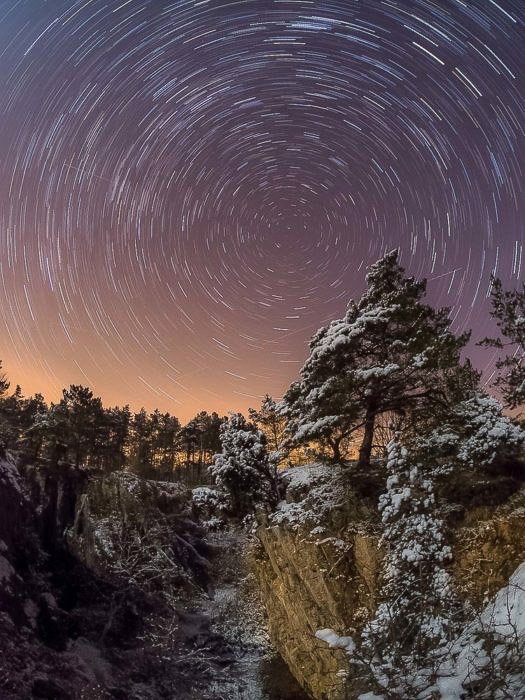 убедительные звездные следы над потрясающим пейзажем - инструменты астрофотографии