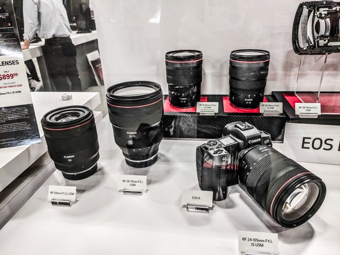 Витрина с продукцией системы Canon EOS, включая новые объективы Canon RF для беззеркальных камер