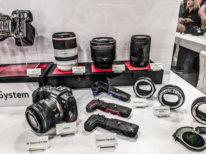 Витрина с продукцией системы Canon EOS, включая новые объективы Canon RF для беззеркальных камер
