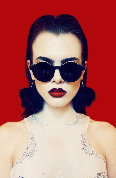 Поразительный портрет женской модели в солнцезащитных очках - идеи модной фотографии