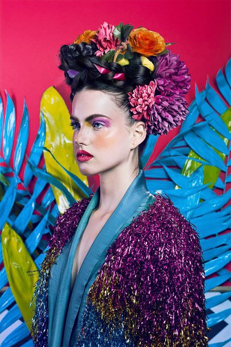 Яркий портрет женской модели с использованием бисексуального освещения - идеи модной фотографии