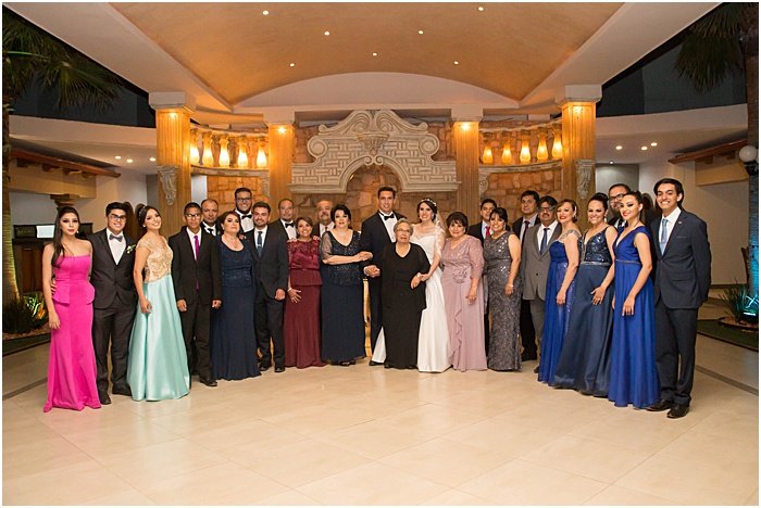 Групповое фото свадебной вечеринки, позирующей в помещении - свадебная флеш-фотография