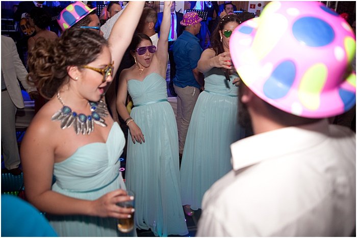 Откровенное свадебное фото танцующих гостей - свадебная флеш-фотография