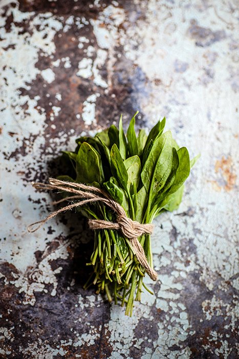 Пучок листьев салата, обернутый шпагатом - форма в фуд-фотографии