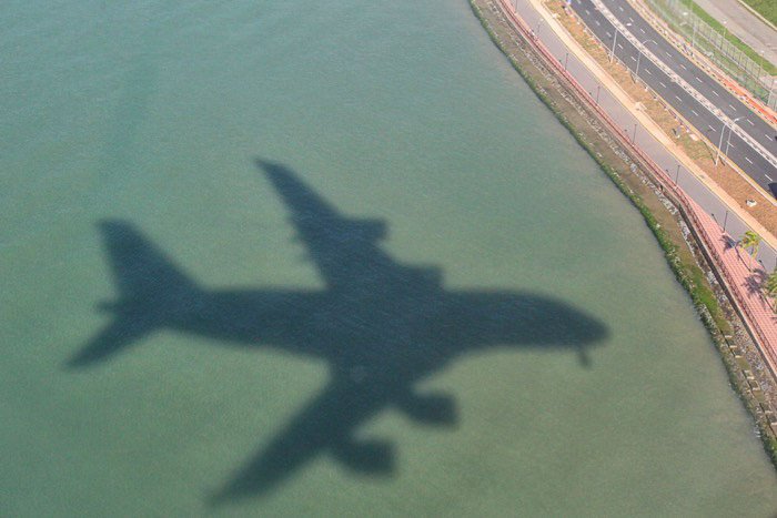 Тень самолета в полете на воде